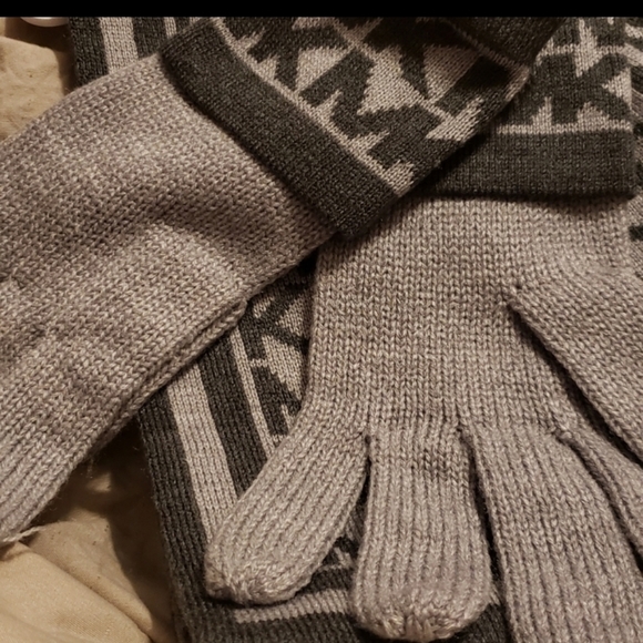 Michael kors ladies scarf, beanie and gloves  matching set - Picture 6 of 8